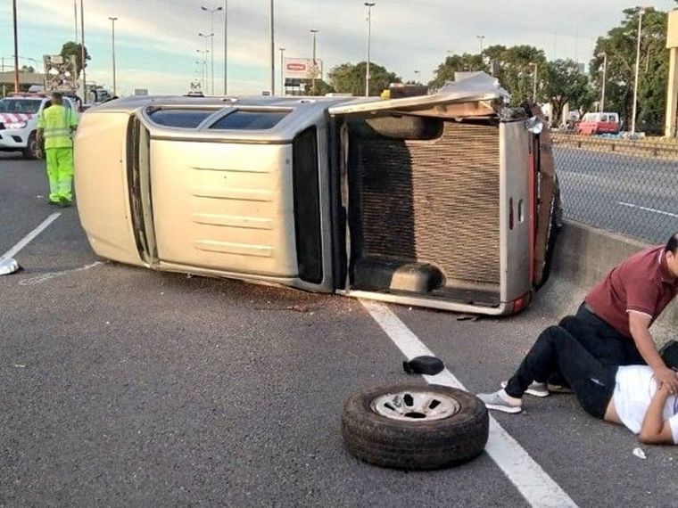 El choque y vuelco entre una camioneta y un auto dejó cuatro personas heridas y muchas demoras en una autopista clave