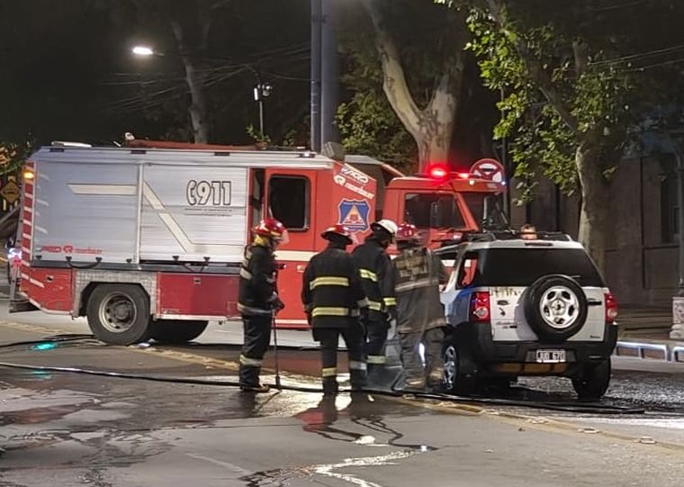 Un desperfecto mecánico provocó el incendio de un automóvil en pleno microcentro mendocino. Un desperfecto mecánico provocó el incendio de un automóvil en pleno microcentro mendocino.