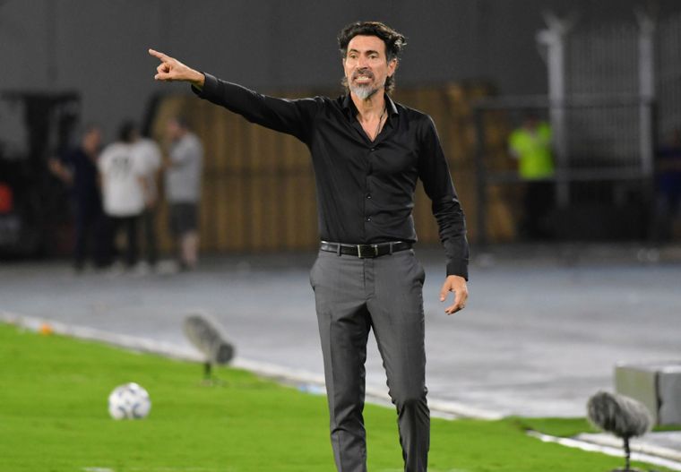 Domínguez criticó el arbitraje y habló de la diferencia de jerarquía. Foto: Foto Baires