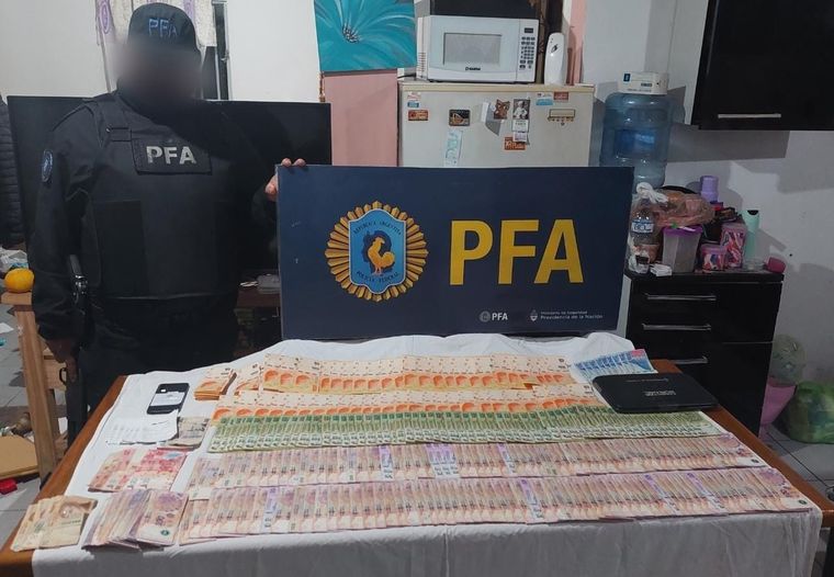 Parte del dinero incautado, presuntamente de las ganancias obtenidas con las pensione falsas Foto: Policía Federal