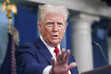 El presidente de Estados Unidos, Donald Trump, ordenó este lunes paralizar toda la ayuda a Ucrania Foto: EFE