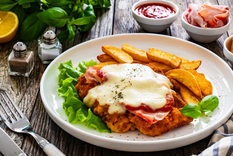 Receta fácil de milanesa napolitana con ingredientes simples Foto: Shutterstock