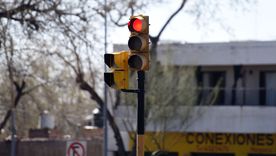 El Gobierno invertirá $6.700 millones para avanzar con el sistema de semáforos inteligentes en las principales arterias del Gran Mendoza. Foto: Alf Ponce / MDZ El Gobierno invertirá $6.700 millones para avanzar con el sistema de semáforos inteligentes en las principales arterias del Gran Mendoza. Foto: Alf Ponce / MDZ