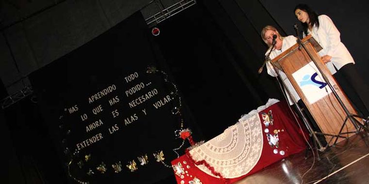 El emotivo acto se realizó en el Teatro Roma Foto: Maggie Ojcius/ Mediamza.com