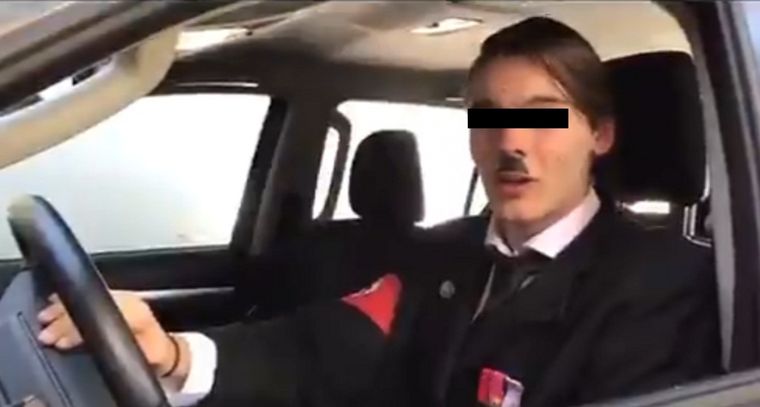 Uno de los alumnos hizo otro video donde pidió disculpas y apuntó contra la escuela