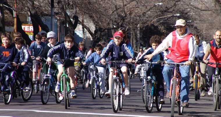 Uno de los padres al frente de los osados ciclistas que pedalearon por largo rato. Foto: MDZ
