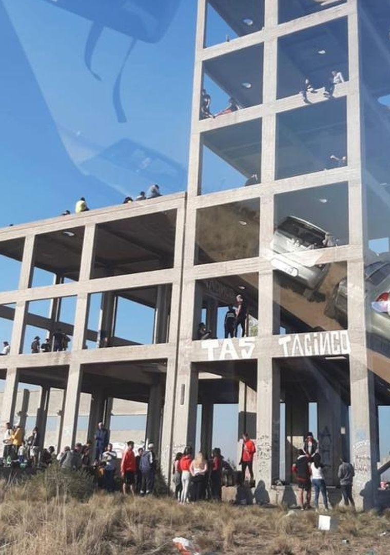 Riesgo sanitario Según los testimonios, los jóvenes se reúnen en el edificio abandonado periódicamente.