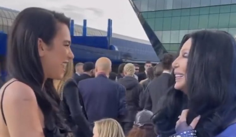 Este es es cara a cara entre Dua Lipa y Cher en el Paris Fashion Week. Foto: Captura.
