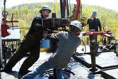 Trabajadores de Chesapeake Energy en un sitio del pozo de gas natural cerca de Burlington (Pensilvania, EE.UU.).