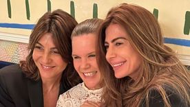 Dos referentes del estilo muestran cómo llevar con elegancia un par de jeans y blazer negro Foto: Instagram