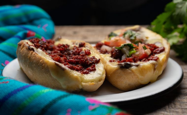Molletes con chorizo Una receta simple y en pocos pasos de molletes con chorizo para hacer en minutos. Foto: Shutterstock