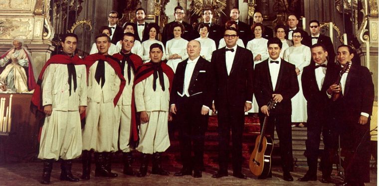 En 1964, Ariel Ramírez y Los Fronterizos grabaron la Misa Criolla, que trascendería como una de las obras más importantes de la historia musical del país Foto: X @cremetoursBA
