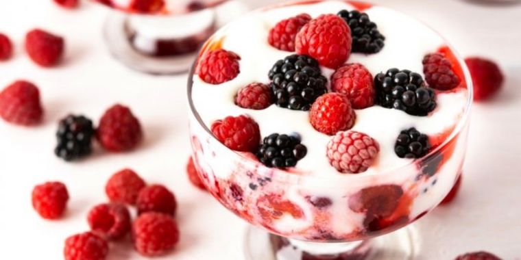 postre de frutos rojos y leche condensada Foto: cookpad