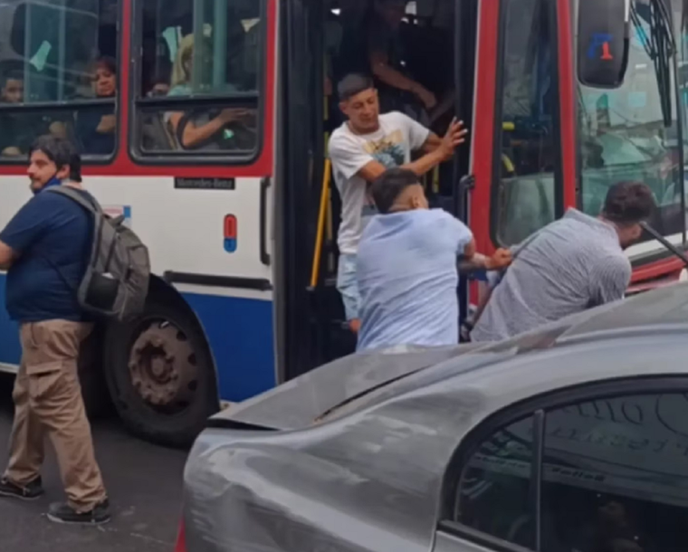 Colectivero y conductor a las piñas Foto: NA