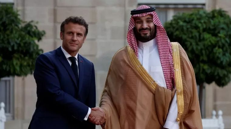 Emmanuel Macron recibió al príncipe heredero saudita con un fuerte apretón de manos. Foto: REUTERs