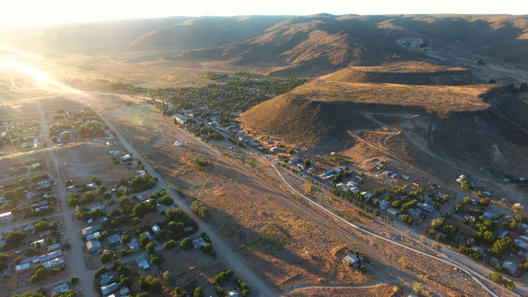 Comallo, enclavado en la estepa rionegrina sobre la Ruta 23, es un pequeño pueblo de Río Negro que sorprende con paisajes únicos y la calidez de su gente.