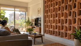 La pared está formada por bloques de cerámica porosa fabricados con una impresora 3D.