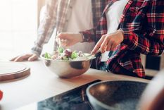 Existen cinco alimentos que te ayudarán a bajar de peso de manera saludable. Foto: Shutterstock