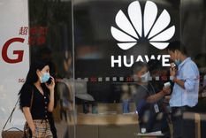 Un empleado mide la temperatura corporal de un hombre dentro de una tienda Huawei en un centro comercial. Foto: RT Un empleado mide la temperatura corporal de un hombre dentro de una tienda Huawei en un centro comercial. Foto: RT