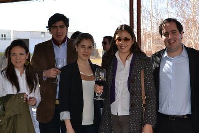 MDZol | Ana Barbeito, Matías Gómez Saa, Ornella Paniccia,  Eugenia Rodríguez, Gastón Lamamy y Diego Viñolo brindaron entre amigos. Foto: Gentileza