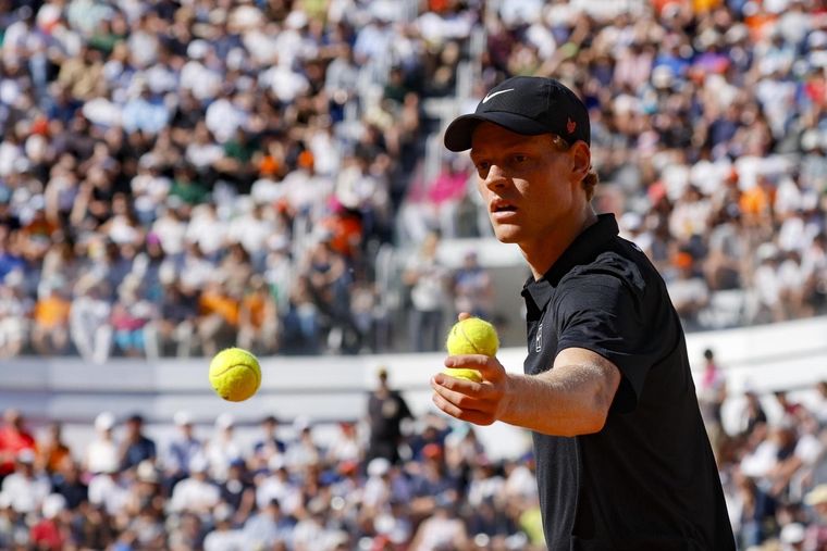 Sinner en plena acción en su duelo frente al holandés Jesper De Jong. Tiene la gran ventaja de ser local en Roma. Foto: EFE