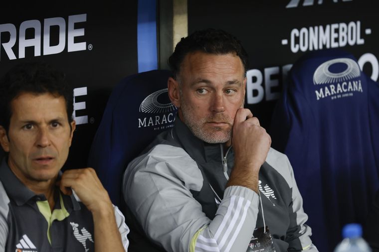 Milito sufre a días del duelo copero con River. Foto: EFE