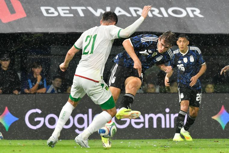Nico Paz, quien sustituye a Messi, metió un perfecto tiro libre para el 2-0 y marcó su primer gol con la camiseta de la Selección argentina.&nbsp;