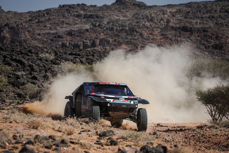 Nasser Al Attiyah había ganado la etapa, pero una sanción le quitó el primer puesto. Foto: @Dakar