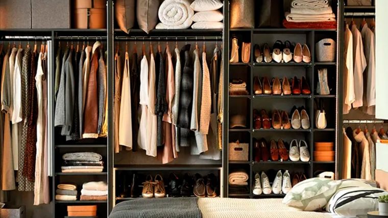 Utilizar estanterías escalonadas para los calzados porque es una opción muy valiosa para ahorrar espacio. Foto: Sharps