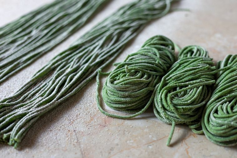 Probá esta receta de masa casera de fideos de espinaca y sorprendé con un plato distinto.