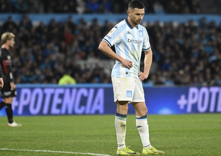 Maravilla Martínez pasó de festejar su gol a sufrir por el penal que le dio la victoria a Barracas Central en el Cilindro.