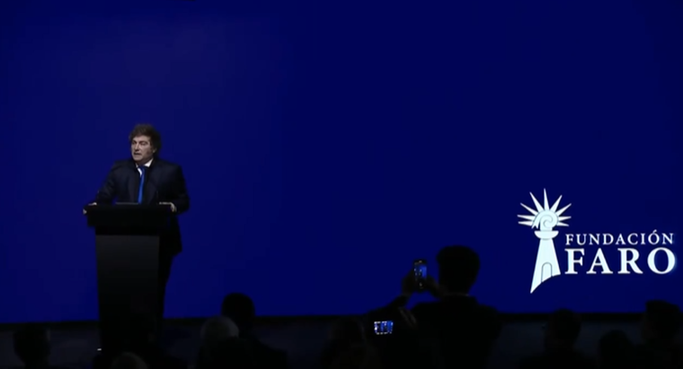 Milei cerró la cena organizada por la Fundación Faro con un duro discurso contra Kicillof. Milei cerró la cena organizada por la Fundación Faro con un duro discurso contra Kicillof.