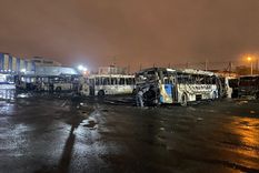 Así quedaron las unididades que se prendieron fuego Foto: @marinosergio