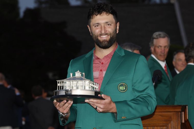 Jon Rahm sonríe con el trofeo en mano. Foto: EFE