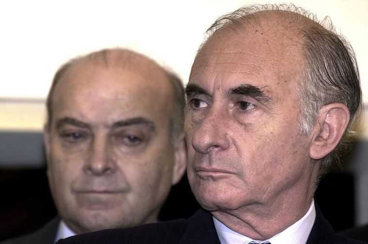 Fernando de la Rúa y detrás, Domingo Cavallo. Fernando de la Rúa y detrás, Domingo Cavallo.