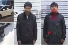 Dos de los detenidos y el auto y un revólver secuestrados en Las Heras.&nbsp;