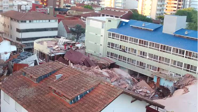 Trabajan Bomberos Voluntarios de localidades vecinas Foto: X