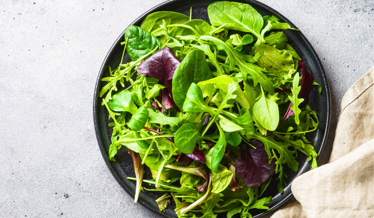 Las hojas se conservan mejor secándolas bien antes de usar. Prepara para el verano esta receta de ensalada de verdes. Las hojas se conservan mejor secándolas bien antes de usar. Prepara para el verano esta receta de ensalada de verdes.