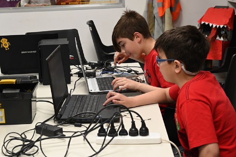 Niños y adolescentes podrán aprender programación, robótica y arte digital de manera gratuita en Mendoza. Foto: Municipalidad de Godoy Cruz