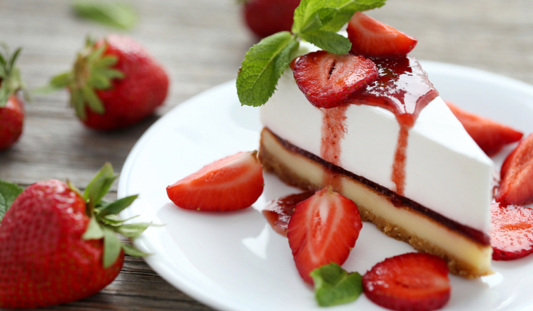 Sorprende a tus invitados con una tarta de queso y coulis de frutos rojos Foto: Shutterstock