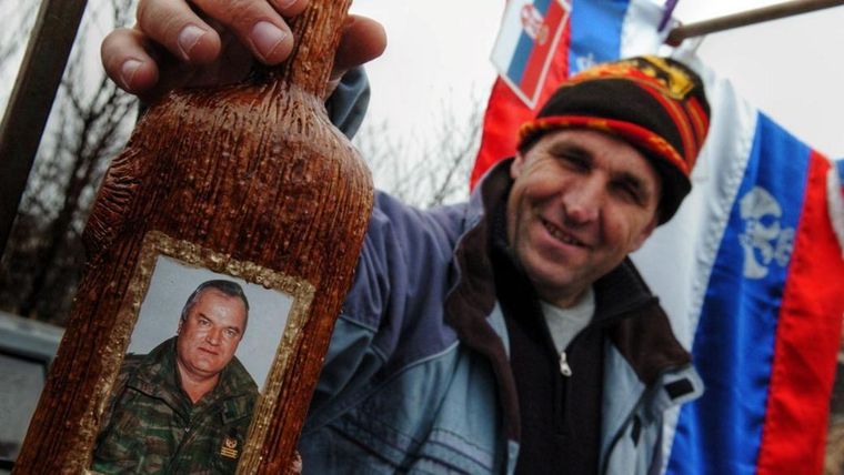 En República Srpska, la entidad mayoritariamente serbia de Bosnia, Mladic fue un héroe y hasta se vende un brandy con su imagen.