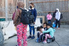 Personas que esperan para cruzar en Tijuana la frontera hacia Estados Unidos. Foto: GETTY IMAGES
