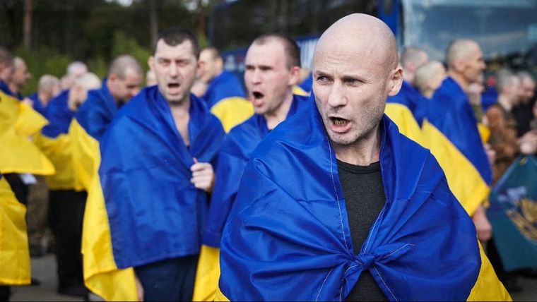 Rusia y Ucrania habían entregado anteriormente a 390 soldados y civiles cada uno en el mayor intercambio de prisioneros desde el inicio de la invasión rusa. Foto: UKRAINIAN PRESIDENTIAL PRESS