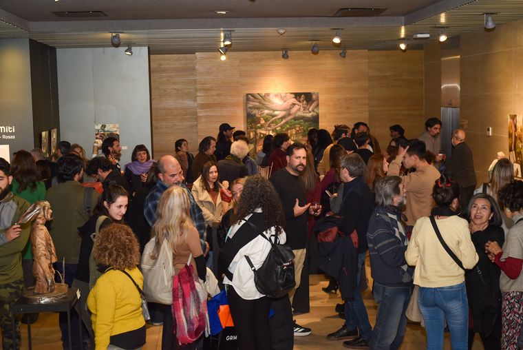 La sala de arte de la Legislatura se colmó de público que acompañó a los artistas expositores. La sala de arte de la Legislatura se colmó de público que acompañó a los artistas expositores.