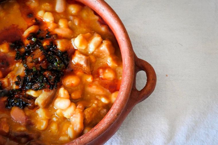 El locro comienza a prepararse el día anterior tras dejar en remojo los porotos y el maíz. Foto: recetasingluten.com