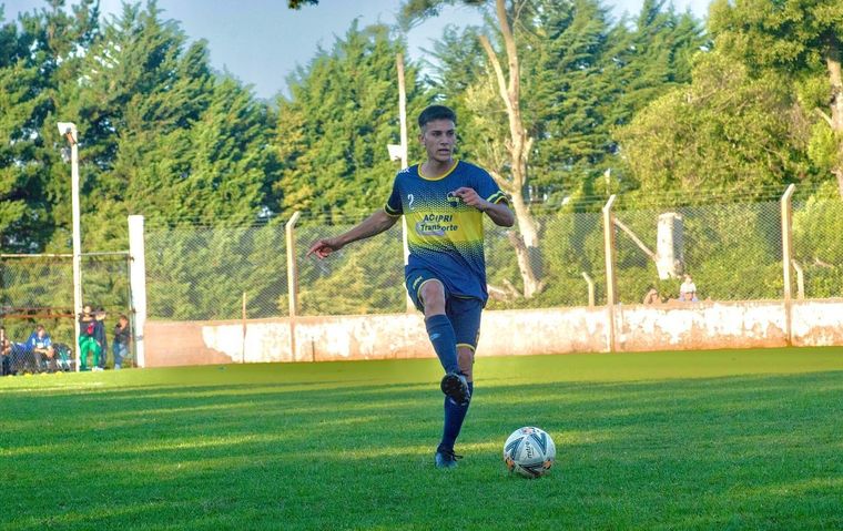 El joven futbolista sufrió una lesión grave y un árbitro decidió ayudarlo Foto: Ro Ayala (Gentileza)
