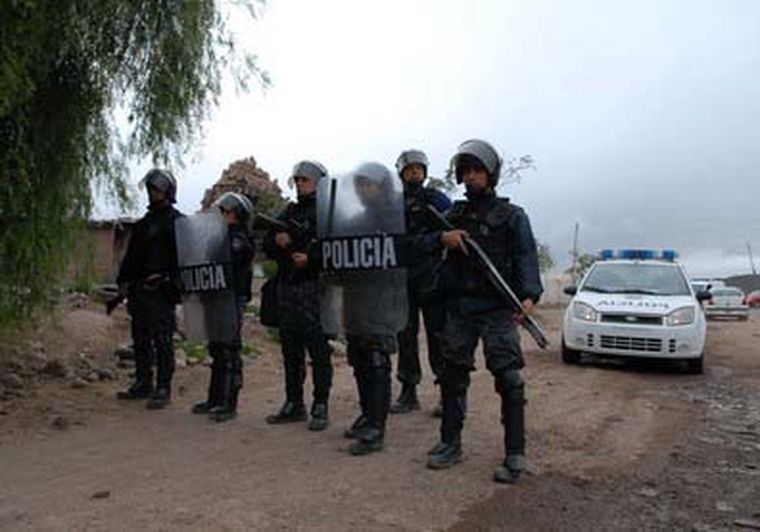 30 policías y 7 móviles recorrieron el barrio. Foto: Marcelo Ruiz /MDZ