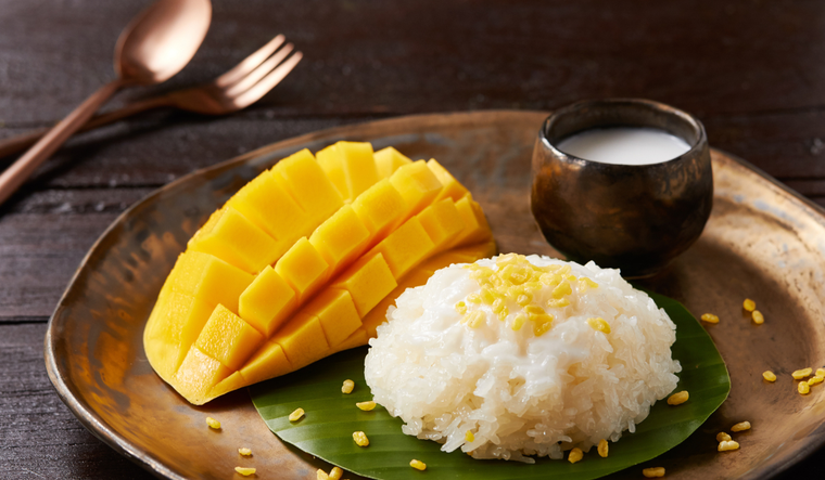 Paraíso culinario: mangos, arroz pegajoso y leche de coco en un solo bocado Foto: Shutterstock