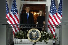 Donald Trump y Amy Barrett tras su jura para ser miembro de la Corte. Foto: EFE