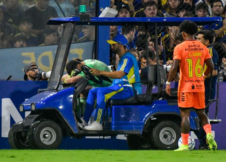 Agustín Marchesín se marchó en carrito médico y entre lágrimas.